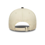 Dækkeside af New Era WASHED DISTRESSED 9TWENTY A-Frame kasket i sort med kromdetaljer og distressed design.
