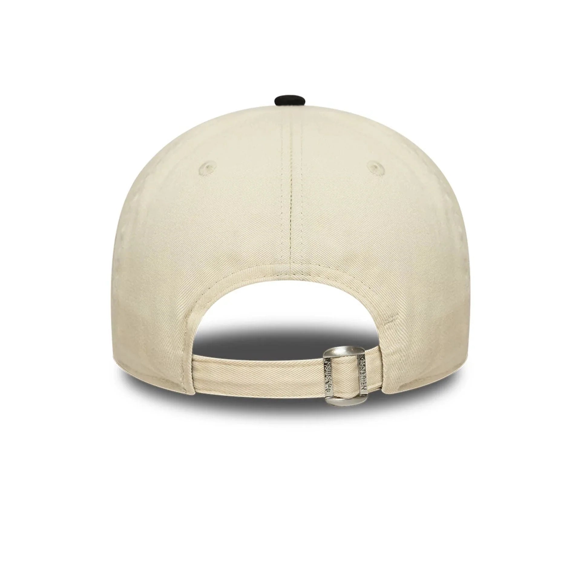 Dækkeside af New Era WASHED DISTRESSED 9TWENTY A-Frame kasket i sort med kromdetaljer og distressed design.