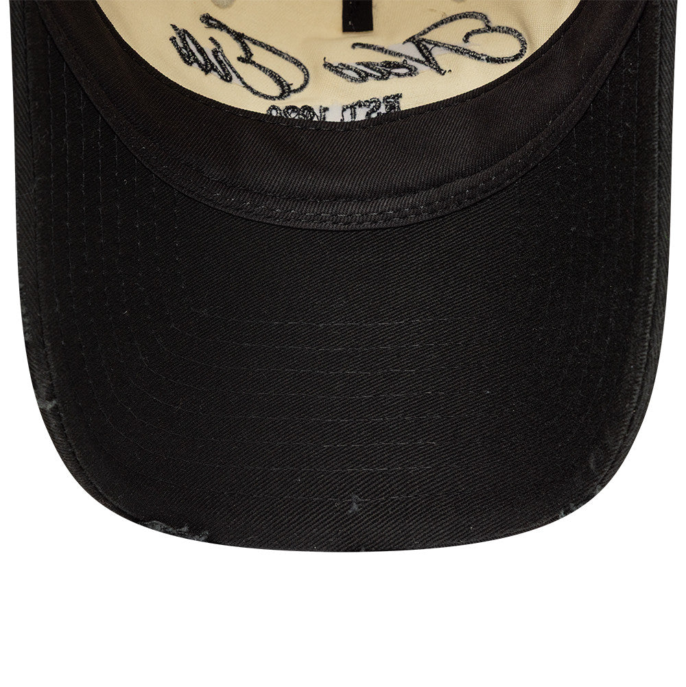 New Era 9TWENTY A-Frame cap i distressed denim med chrome og sort farve, afslappet og stilfuldt hovedbeklædning