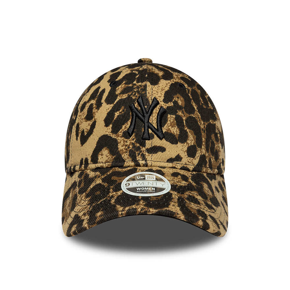 New Era kvindecap med leopardprint i brunt og Yankees-logo, 9TWENTY model, afslappet og stilfuldt design