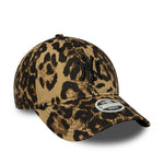 Lys brun New Era WMNS LEOPARD 9TWENTY kasket med New York Yankees logo og leopardmønster.
