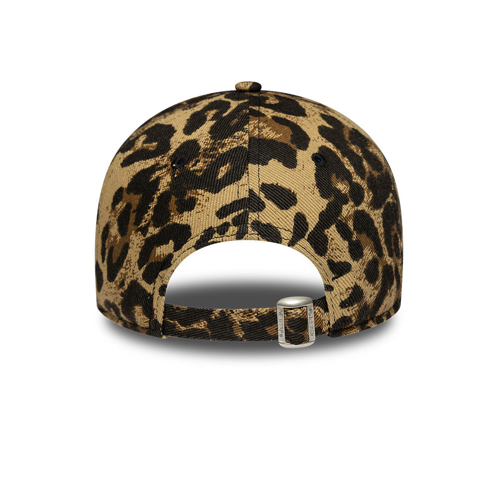 New Era kvindecap med leopardprint og Yankees-logo i brunt, 9TWENTY-model, afslappet baseballkaps design.