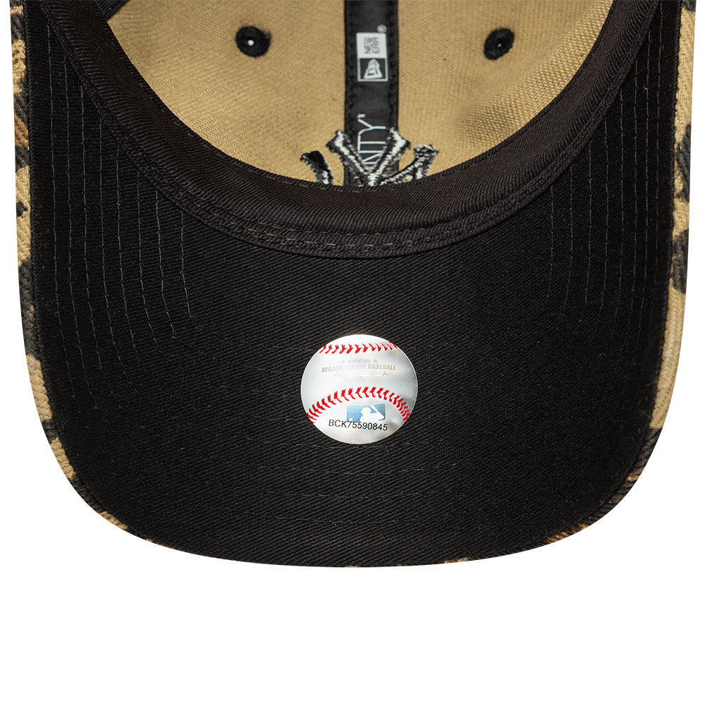 New Era dameleopardskappe med Yankees-logo i brunt, 9TWENTY-stil, afslappet og stilfuld baseball cap.