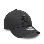 Sort New Era 9FORTY Detroit Tigers cap med team-omrids design og logo, lavet i charcoal-farve.