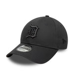 Sort New Era 9FORTY Detroit Tigers cap med teamoutline i kulfar, justeret pasform og logo i front.