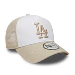 New Era Lakers trucker cap i sten og hvid farve med mesh baggrund, sporty og komfortabel hovedbeklædning