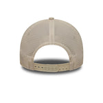 New Era League Essential Trucker Cap til Los Angeles Lakers i sten- og hvid farve, med mesh bag og Lakers-logo på fronten