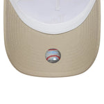 New Era Lakers trucker cap i sten og hvid med mesh baggrund, sportstil og Los Angeles Lakers logo foran.