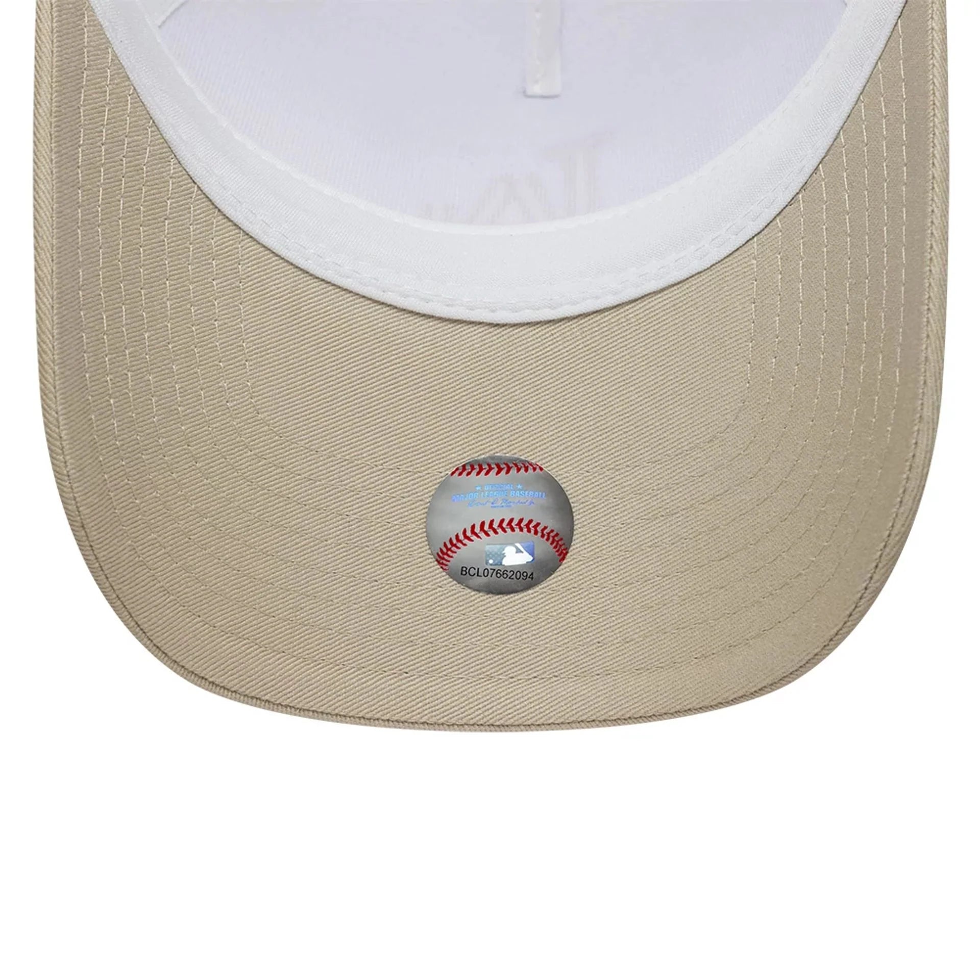 New Era Lakers trucker cap i sten og hvid med mesh baggrund, sportstil og Los Angeles Lakers logo foran.