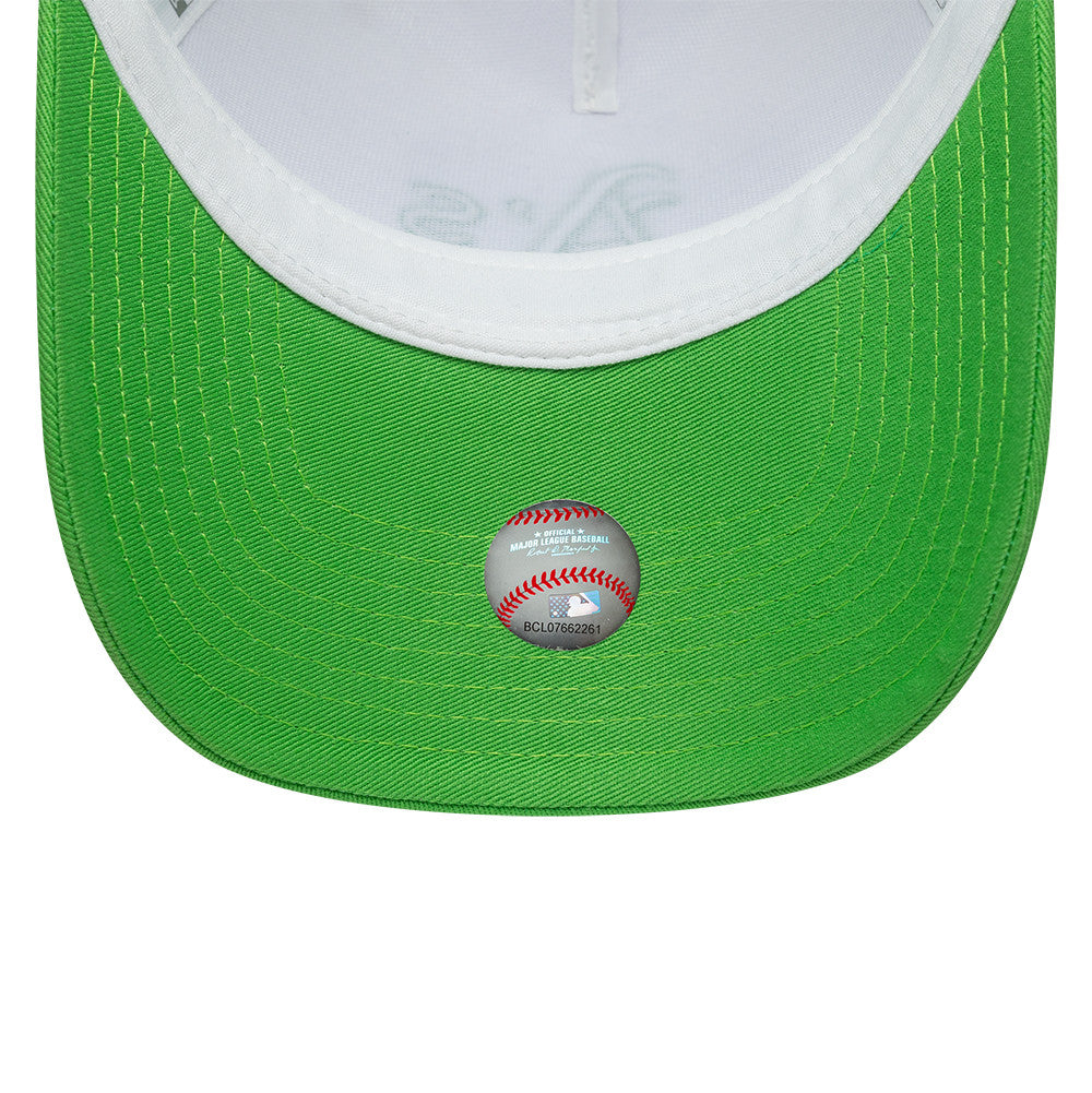Let trøje New Era League Essential trucker cap i lysegrøn med Oakland Athletics logo og netryg for ventilation.