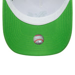 Let trøje New Era League Essential trucker cap i lysegrøn med Oakland Athletics logo og netryg for ventilation.
