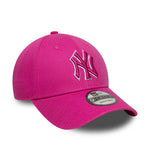 Pink New Era 9FORTY cap med New York Yankees logo og team-outline design, let og stilfuld til sport og hverdag.