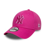 Lyserød New Era 9FORTY New York Yankees cap med team-omridsedesignet og justerbar rem foran.