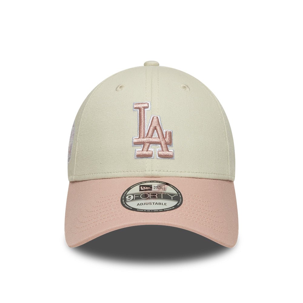 Dame New Era 9FORTY Los Angeles Dodgers kasket i let krom og pink farve med Dodgers logo og justerbart bånd