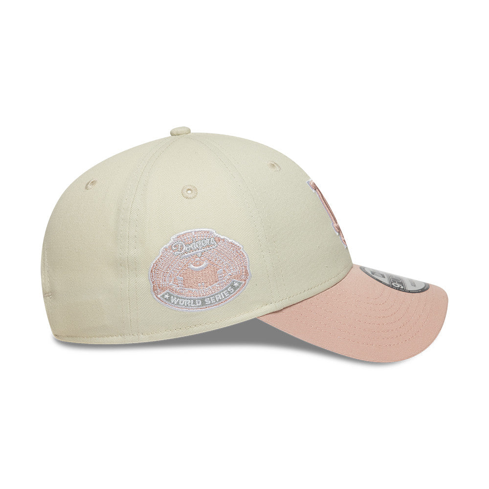 Ny Era Los Angeles Dodgers 9FORTY cap med lyse krom og pink farver, justerbar baseballkasket med logo.