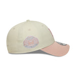 Ny Era Los Angeles Dodgers 9FORTY cap med lyse krom og pink farver, justerbar baseballkasket med logo.