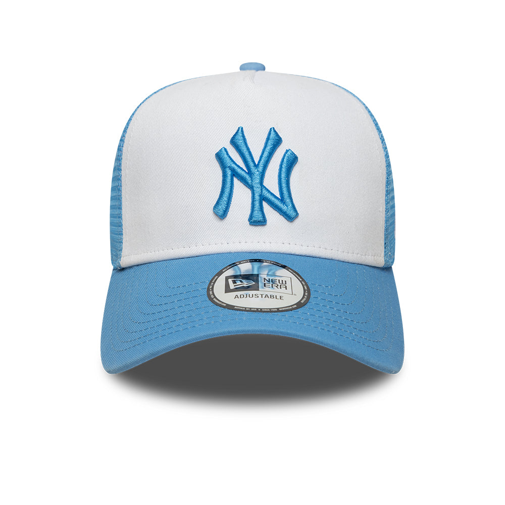 Let trøje New Era League Essential Trucker Cap med lyseblå og hvide farver, med Yankees logo foran.