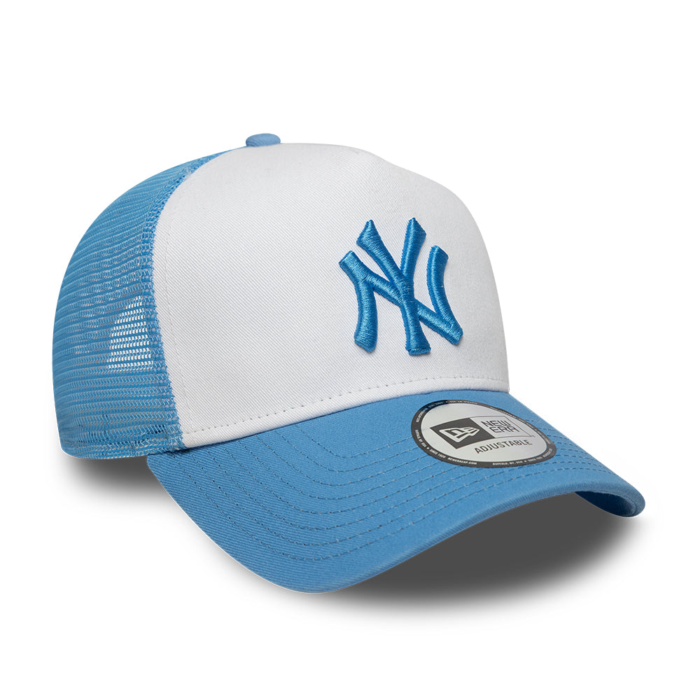 Lettere blå og hvide New Era Yankees trucker cap med netryg og logo foran, sporty og casual stil