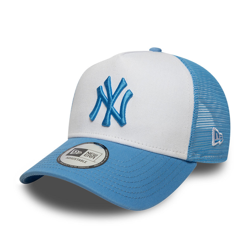 New Era League Essential Trucker Cap med lyseblå og hvide farver, logo for New York Yankees, justerbar og komfortabel.
