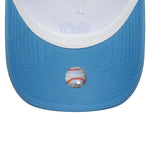 New Era League Essential Trucker Cap med lyseblå og hvide farver, featuring Yankees logo foran.