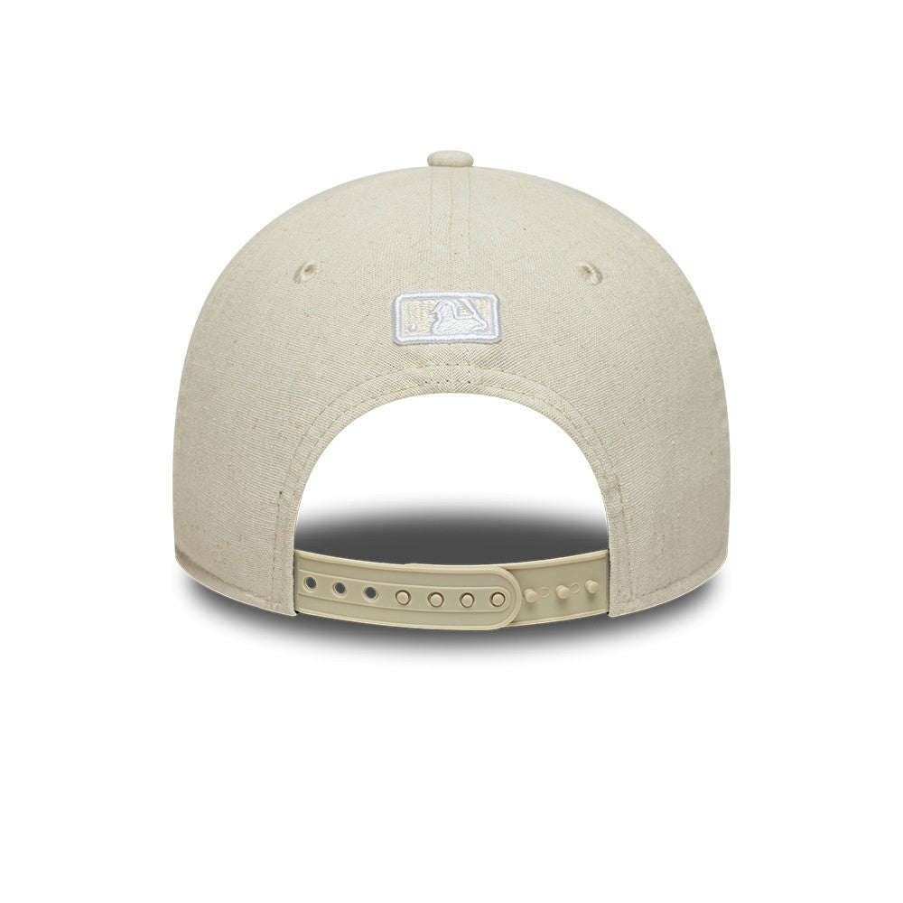 New Era 9FORTY M-CROWN New York Yankees cap i linned i stenfarve, vises med visir og justerbar størrelse.