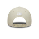 New Era 9FORTY M-CROWN New York Yankees cap i linned i stenfarve, vises med visir og justerbar størrelse.