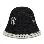 Sort og hvid strikket New Era New York Yankees bucket hat til kvinder, vises med detaljer og tekstur.