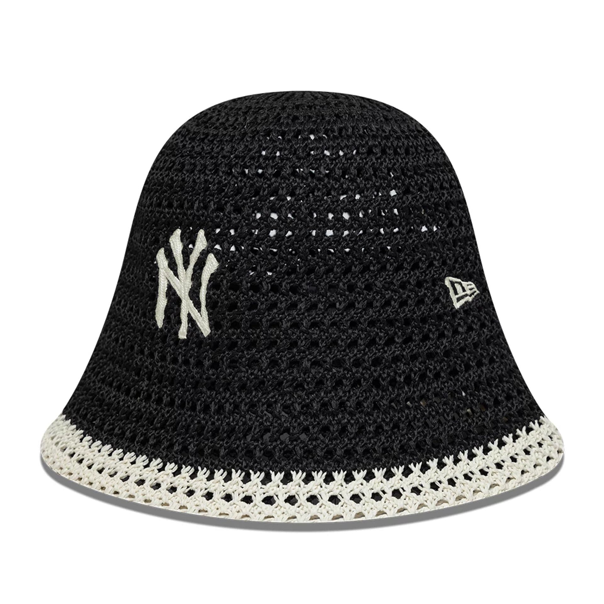 Sort og hvid strikket New Era New York Yankees bucket hat til kvinder, vises med detaljer og tekstur.
