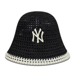 New Era New York Yankees dame strikket bucket hat i sort og hvid med logo, afslappet og stilfuld hovedbeklædning