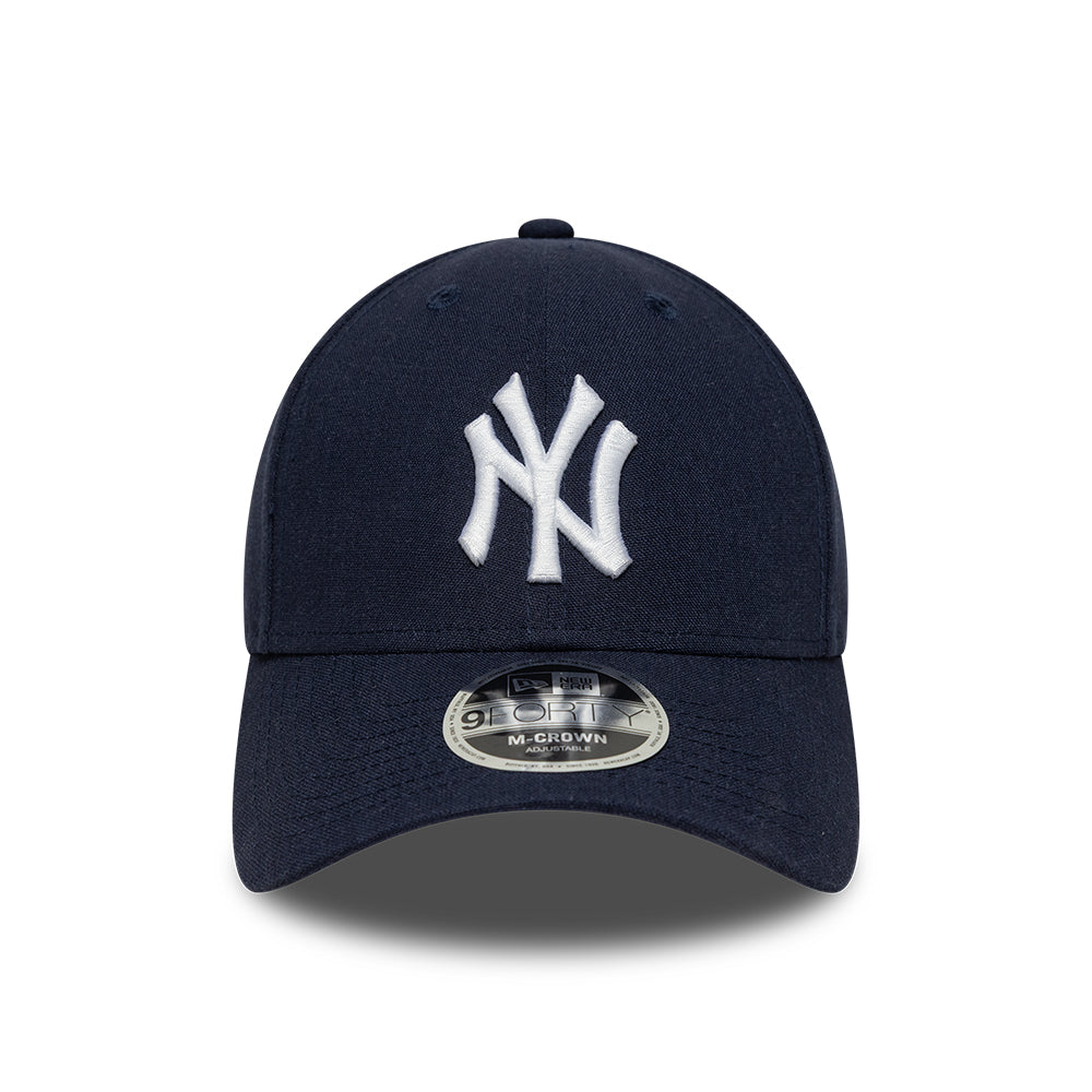 New Era 9FORTY M-CROWN New York Yankees Navy linen cap, blød og komfortabel med justerbar pasform, foran med Yankees logo.