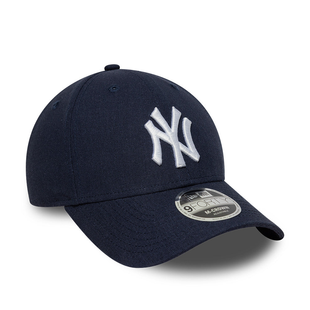 Navy New Era 9FORTY M-CROWN cap med New York Yankees logo, lavet af linned, foran set i close-up.