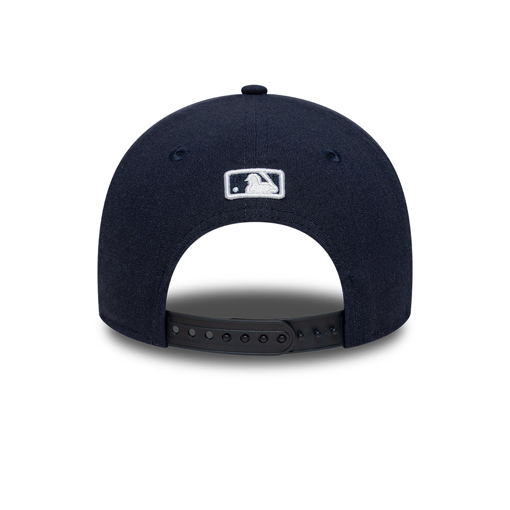 New Era 9FORTY M-CROWN Yankees cap i navy med linned, justeret pasform og synligt New York Yankees logo foran
