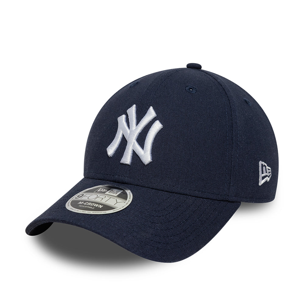 Navy New Era 9FORTY M-CROWN New York Yankees cap med linen-material, vises foran med hvid Yankees-logo.