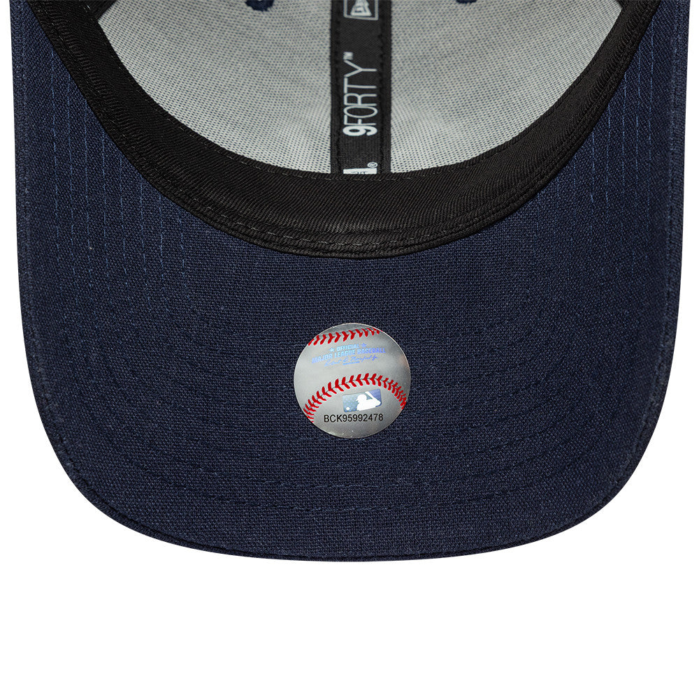 Ny Era New York Yankees 9FORTY M-CROWN cap i navy med linnedeksel og justerbar rem, sporty og stilfuld hovedbeklædning