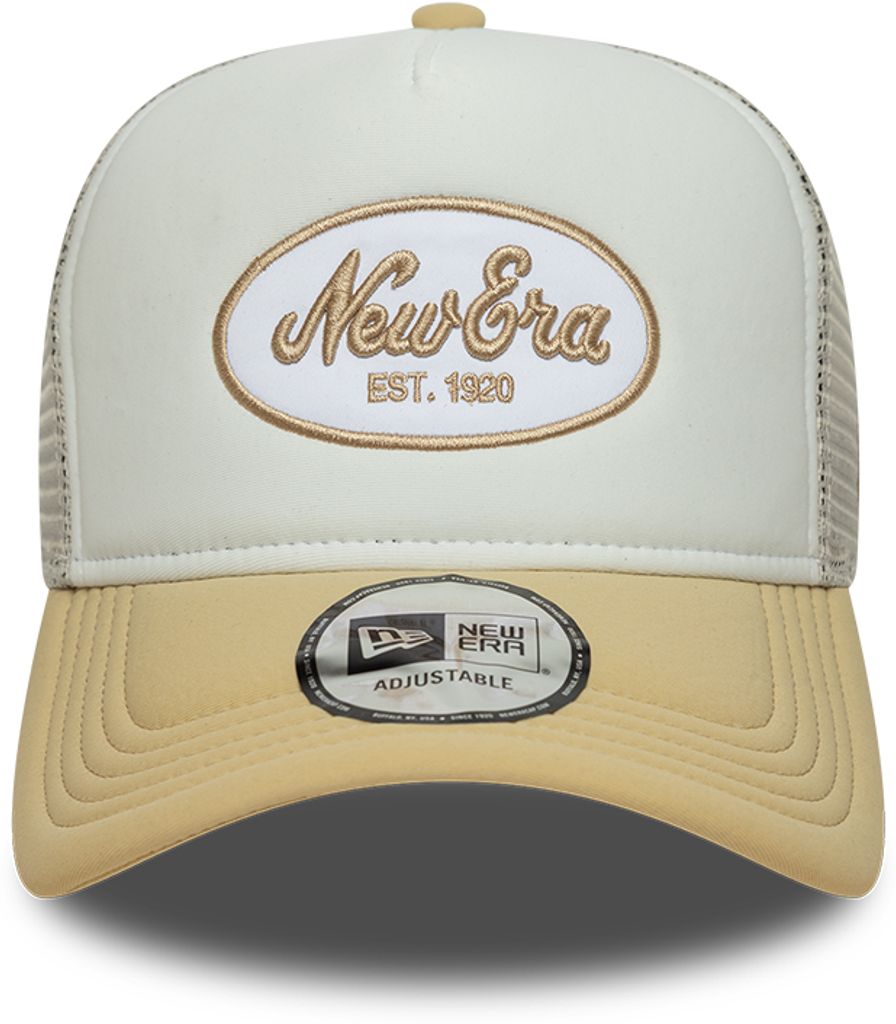 Beige og hvid trucker cap med oval skumpatch fra New Era, afslappet og stilfuld hovedbeklædning.