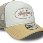 Beige og hvid New Era trucker cap med oval foam patch, justerbar snapback og netryg, afslappet og stilfuld hovedbeklædning