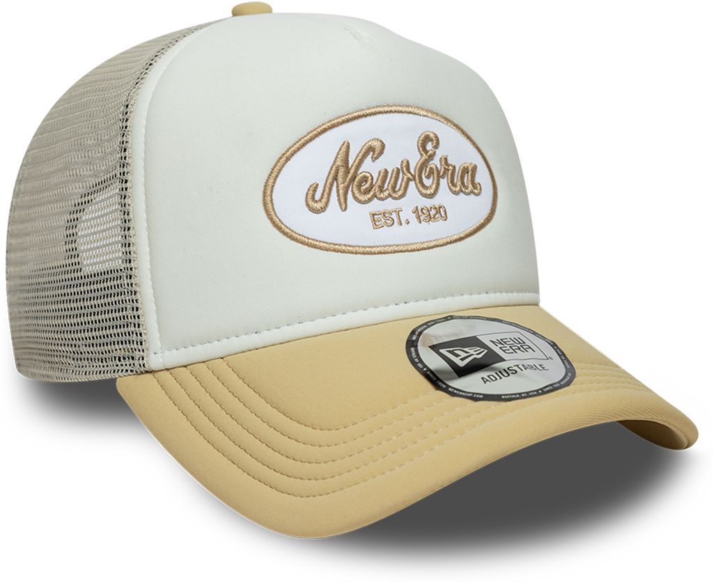 Beige og hvid New Era trucker cap med oval foam patch, justerbar snapback og netryg, afslappet og stilfuld hovedbeklædning
