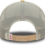 Beige og hvid trucker cap fra New Era med oval foam patch, afslappet og stilfuldt hovedbeklædning.