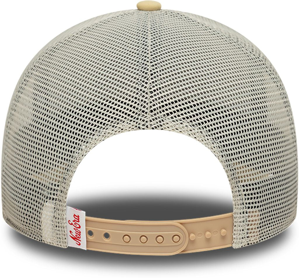 Beige og hvid trucker cap fra New Era med oval foam patch, afslappet og stilfuldt hovedbeklædning.