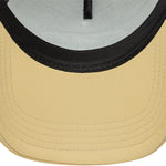 Beige og hvid New Era trucker cap med oval foam patch, casual hovedbeklædning med justerbar rem.