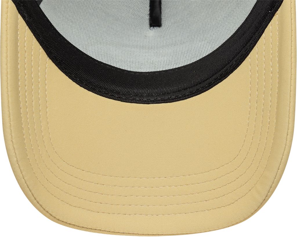 Beige og hvid New Era trucker cap med oval foam patch, casual hovedbeklædning med justerbar rem.