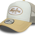 Beige og hvid New Era trucker cap med oval foam patch, afslappet stil og justerbar snapback-ryg.