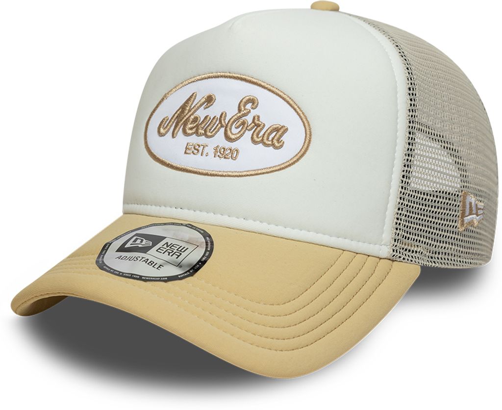 Beige og hvid New Era trucker cap med oval foam patch, afslappet stil og justerbar snapback-ryg.