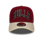 Dækkesyn af New Era Chicago Bulls 9FORTY E-Frame cap i mørkerød med by- og basketball-tryk.