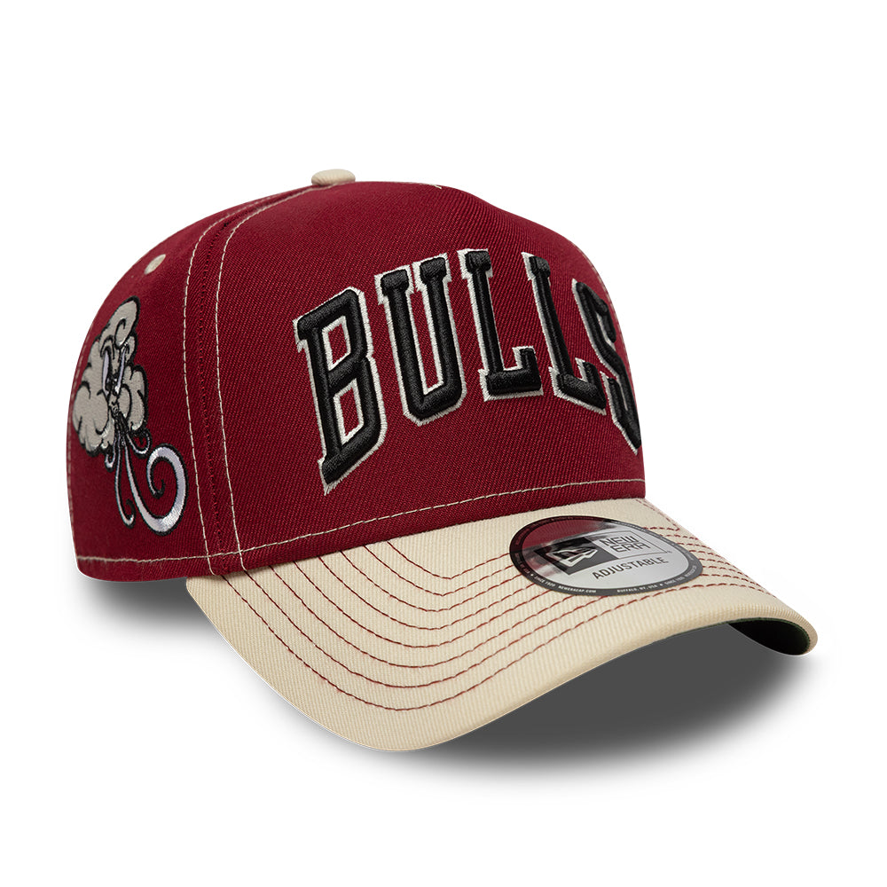 New Era Chicago Bulls 9FORTY E-Frame cap i mørkerød med byikon design, justerbar kasket til fans og samlere.