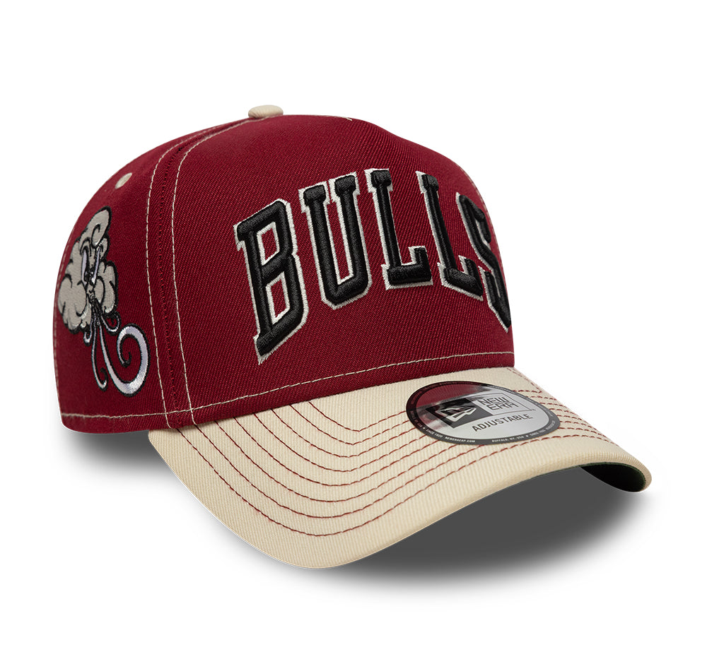 New Era Chicago Bulls 9FORTY E-Frame cap i mørkerød med byikon design, justerbar kasket til fans og samlere.