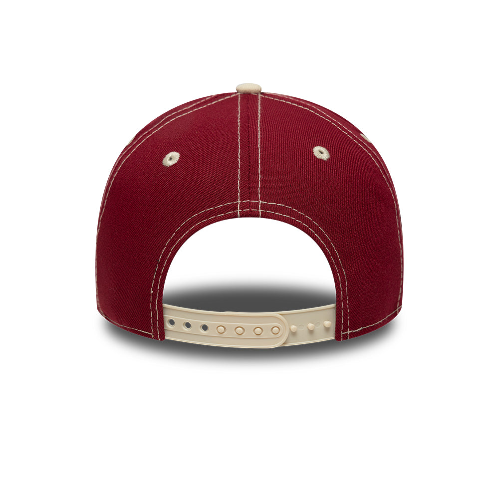 Dækkeskrift: New Era Chicago Bulls 9FORTY E-Frame kasket i mørkerød med byikon-design, afslappet sportstil.