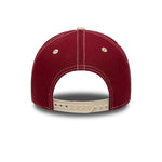 Dækkeskrift: New Era Chicago Bulls 9FORTY E-Frame kasket i mørkerød med byikon-design, afslappet sportstil.