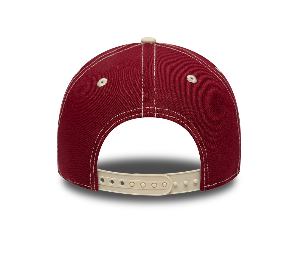 Dækkeskrift: New Era Chicago Bulls 9FORTY E-Frame kasket i mørkerød med byikon-design, afslappet sportstil.