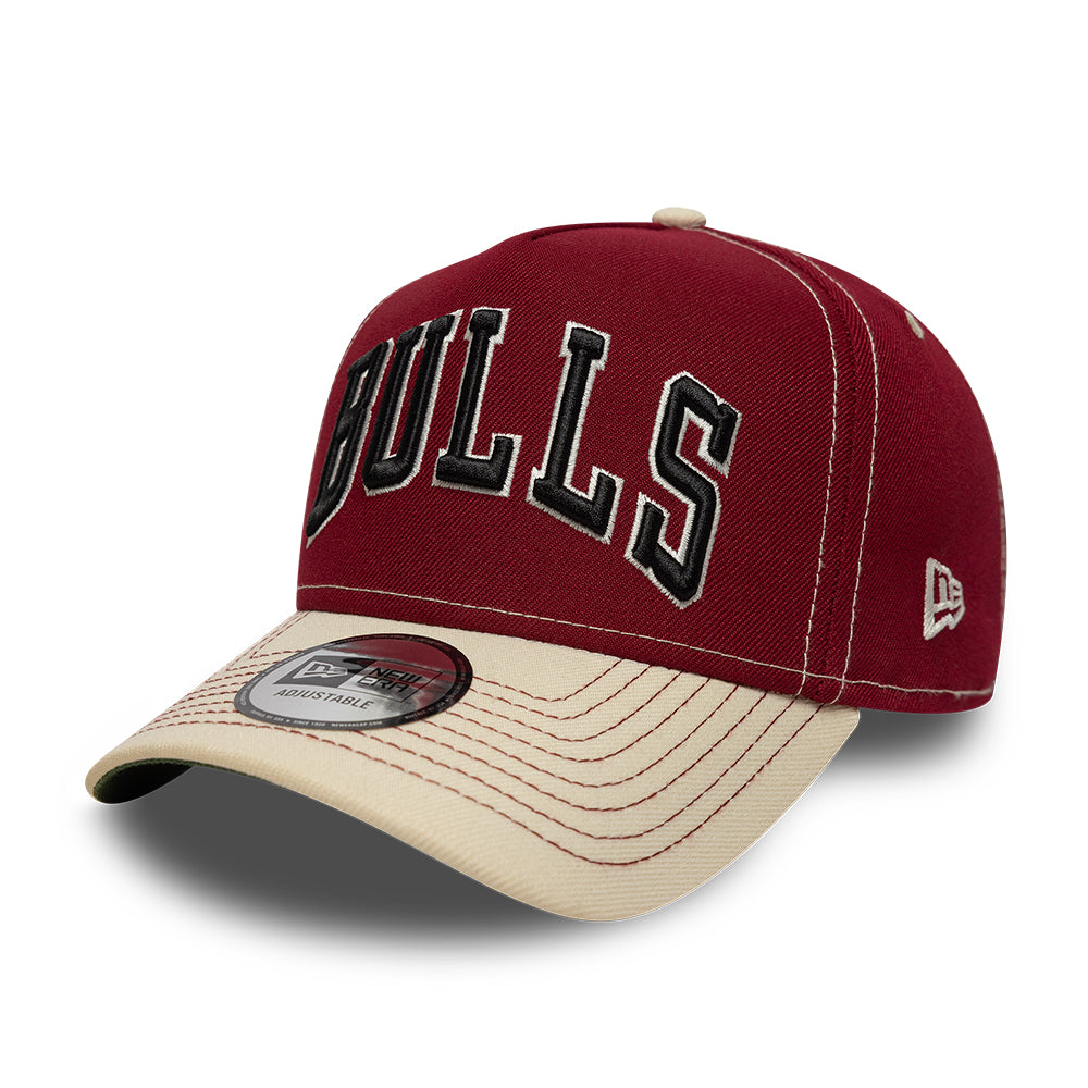 Sort Chicago Bulls New Era 9FORTY E-Frame cap med bylogo og mørkerødt design, sporty og stilfuld hovedbeklædning.